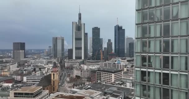 Adelante vuelan por encima de la urbanización. Grupo de rascacielos modernos del centro en el centro financiero y económico. Frankfurt am Main, Alemania — Vídeo de stock
