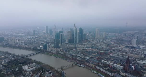 Panorama della città girato. Vista aerea nebbiosa di grande città con edifici storici e grattacieli moderni. Francoforte sul Meno, Germania — Video Stock