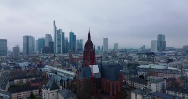 Вперед летят над зданиями в городском районе вокруг башни Frankfurter Dom. Современные офисные башни в бизнес-центре в фоновом режиме. Франкфурт / Майн, Германия — стоковое видео