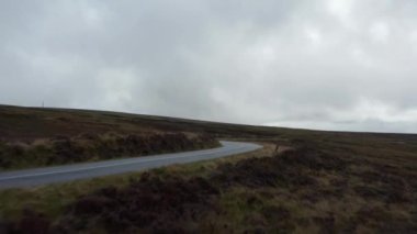 Çimlerin ve çayırların üzerinde alçak uçuş. Highlands 'ta üstü açık spor arabanın izini sürüyorum. İrlanda