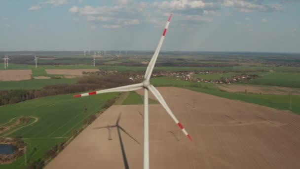 Plan statique de l'éolienne en marche. Campagne plate avec parc éolien en arrière-plan. Énergie verte, écologie et concept de réduction de l'empreinte carbone — Video