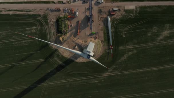 Luchtfoto van de bouwplaats. Bovenaanzicht van windturbine. Vermindering van groene energie, ecologie en koolstofvoetafdruk — Stockvideo