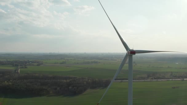 風力発電所のネックレスの周りを飛ぶ。田舎の風のないかすんで朝。グリーンエネルギー、生態系、二酸化炭素排出削減の概念 — ストック動画