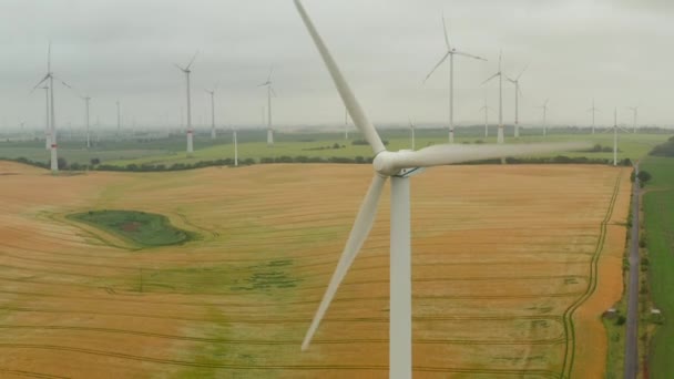 Повышенные кадры вращающегося ротора ветряной турбины. Ветропарк производит энергию из возобновляемых источников в фоновом режиме. Концепция сокращения выбросов зеленой энергии, экологии и углерода — стоковое видео