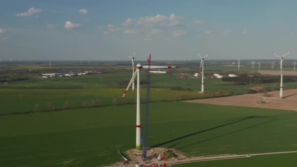 Montáž obrovského vrtule větrné elektrárny. Zelená energie, ekologie a koncepce snižování uhlíkové stopy — Stock video