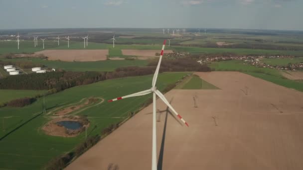 Rüzgar santralinin görüntülerini kapatın. Dönen pervane kahverengi alana gölge düşürüyor. Yeşil enerji, ekoloji ve karbon ayak izi azaltma kavramı — Stok video