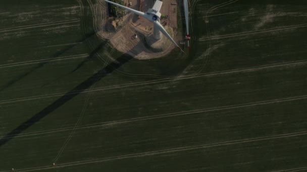 Högst upp bilder av vindkraftverk på plats. Långt propellerblad på marken. Grön energi, ekologi och minskade koldioxidutsläpp — Stockvideo