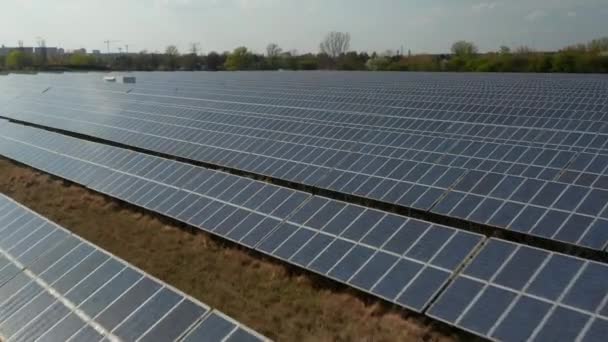Вперед летят над сотнями солнечных батарей, расположенных рядами. Фотоэлектрическая электростанция. Концепция сокращения выбросов зеленой энергии, экологии и углерода — стоковое видео