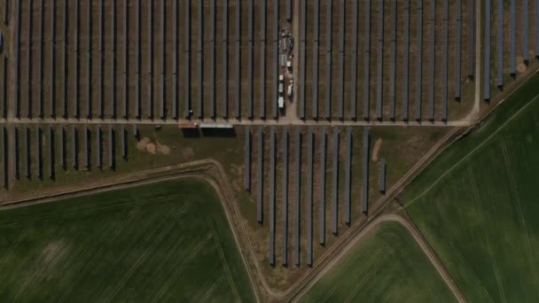 Снимок солнечного парка с высоты птичьего полета. Летите высоко над фотоэлектрическим элементом для производства возобновляемых источников энергии. Концепция сокращения выбросов зеленой энергии, экологии и углерода — стоковое видео