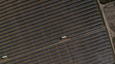 Tam üstten büyük bir güneş enerjisi santrali. Güneş ışığından enerji almak için elektronik ekipman. Yeşil enerji, ekoloji ve karbon ayak izi azaltma kavramı