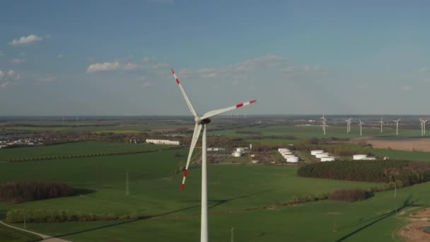 Dra tillbaka skott av vindkraftverk i landskapet. Snurrande rotorblad högt ovan jord. Grön energi, ekologi och minskade koldioxidutsläpp — Stockvideo