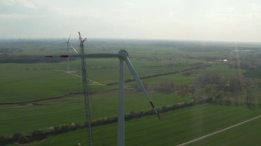 Rüzgar türbini inşaatının havadan görüntüsü. Bir ucu eksik bir pervane. Yeşil enerji, ekoloji ve karbon ayak izi azaltma kavramı