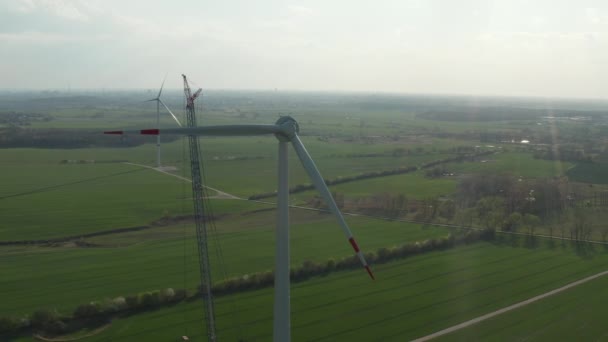 Rüzgar türbini inşaatının havadan görüntüsü. Bir ucu eksik bir pervane. Yeşil enerji, ekoloji ve karbon ayak izi azaltma kavramı — Stok video