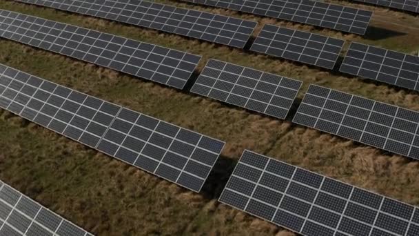 Высокоугловые кадры фотоэлектрических элементов на солнечной электростанции. Концепция сокращения выбросов зеленой энергии, экологии и углерода — стоковое видео