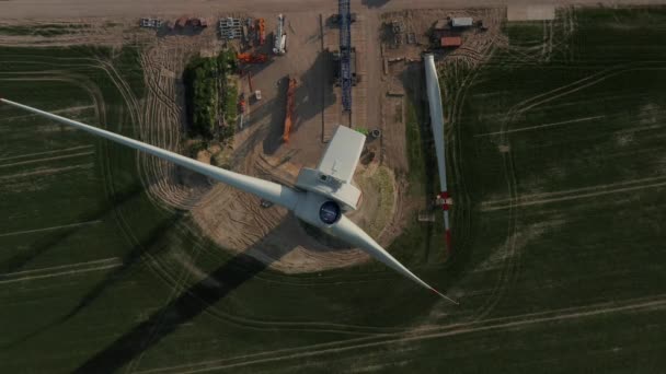 Pohled z ptačí perspektivy na generátor elektřiny na vysoké tyči. Výstavba větrné elektrárny. Zelená energie, ekologie a koncepce snižování uhlíkové stopy — Stock video