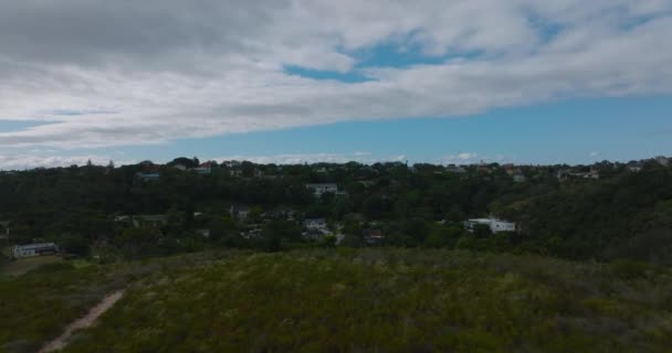 Vpřed letí nad zelenou louku. Odhalení rodinných domů mezi stromy. Port Elisabeth, Jihoafrická republika — Stock video