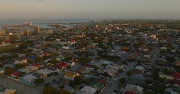 Zjeżdżalnia i panorama zdjęć lotniczych budynków w dzielnicy mieszkalnej o zachodzie słońca. Port Elisabeth, Republika Południowej Afryki — Wideo stockowe