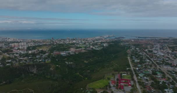 Vista aérea del valle verde con el río entre los barrios urbanos y el mar de fondo. Port Elisabeth, Sudáfrica — Vídeos de Stock