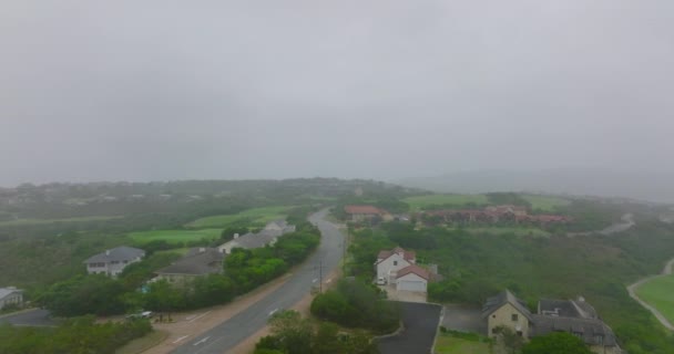 Survolez une banlieue résidentielle luxueuse, des maisons le long de la route. Vue imprenable sur le paysage environnant. Port Elisabeth, Afrique du Sud — Video