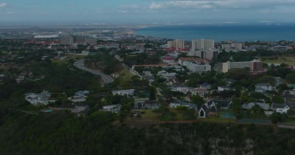 Flygfoto av staden runt havsviken. Olika bostadshus i stadsdelen. Port Elisabeth, Sydafrika — Stockvideo