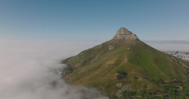 Góra lwów wznosząca się z mgły. Strzał z powietrza na strome zbocza i szczyt skały. Kapsztad, Republika Południowej Afryki — Wideo stockowe