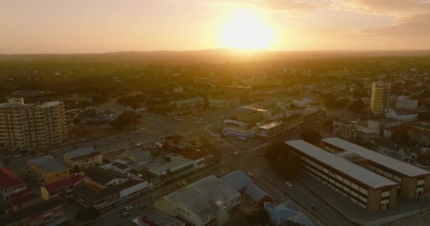 Şehirdeki ana yollarda ve kavşaklarda trafik vardı. Renkli günbatımı gökyüzüne karşı hava manzarası. Port Elisabeth, Güney Afrika — Stok video