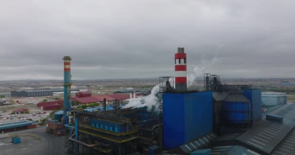 Fabrikanın etrafında uç. Bacalı sanayi binaları ve yayılan buhar veya duman. Port Elisabeth, Güney Afrika — Stok video
