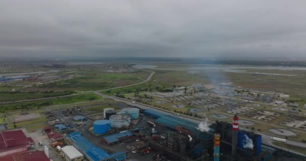 Vista panorámica aérea de sitios industriales en paisaje plano. Tráfico en las carreteras. Inclinación hacia abajo en la fábrica química. Port Elisabeth, Sudáfrica — Vídeo de stock