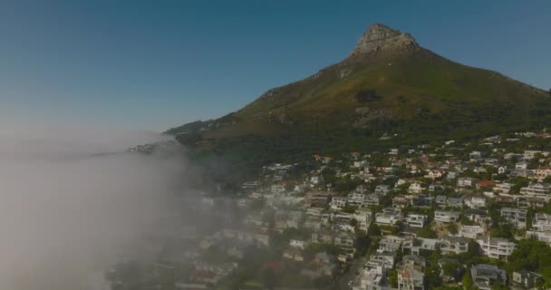 Vzdušný výhled na luxusní obytné předměstí Camps Bay a strmý svah se skalnatým vrcholem. Kapské Město, Jihoafrická republika — Stock video