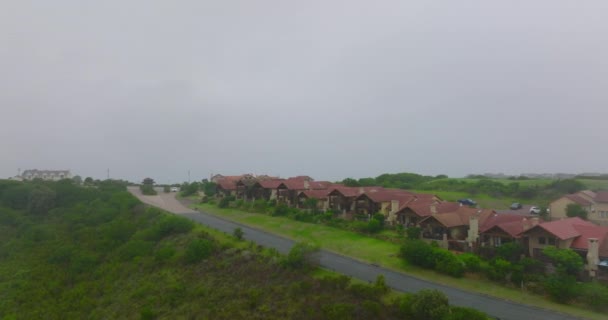 Gruppo di case familiari simili lungo la strada. Complesso residenziale in periferia il giorno nebbioso. Port Elisabeth, Sud Africa — Video Stock