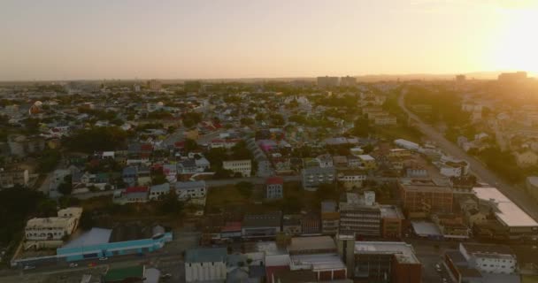 저녁무렵에 주거 지역의 도시 지역을 공중 파노라마 촬영했습니다. 마을 위로 날아가는 거야. 남아프리카 공화국, 엘리자베스 항구 — 비디오