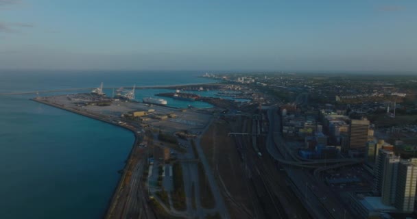 Endüstriyel deniz kıyısının havadan panoramik görüntüsü. Liman ve ulaşım altyapısı. Port Elisabeth, Güney Afrika — Stok video