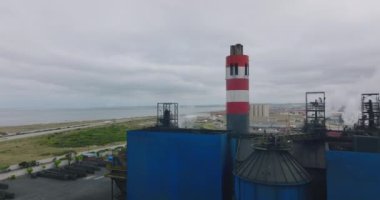 Üretim fabrikasının üzerinden uçuyor. Deniz kıyısına giden otopark ve otobanı gösteriyor. Port Elisabeth, Güney Afrika