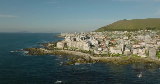 Costa del mare in destinazione turistica. Condomini o alberghi a più piani sul lungomare. Città del Capo, Sud Africa — Video Stock
