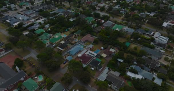 Vista de alto ângulo do bairro urbano residencial. Os avançados voam acima do desenvolvimento denso. Port Elisabeth, África do Sul — Vídeo de Stock