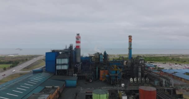 Vorwärts fliegen über die Produktionsanlage. Rohrleitungen und Schornsteine einer Fabrik der chemischen Industrie in Küstennähe. Port Elisabeth, Südafrika — Stockvideo