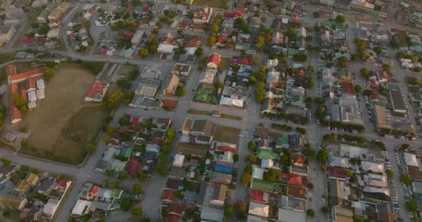 Aerial menurunkan rekaman pembangunan kota yang padat dengan rumah-rumah keluarga antara jalan-jalan. Adegan dinyalakan oleh matahari terbenam. Port Elisabeth, Afrika Selatan — Stok Video