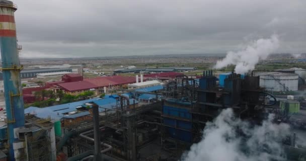 Revelación al revés del emplazamiento industrial. Fábrica de producción o planta de calefacción en la ciudad. Port Elisabeth, Sudáfrica — Vídeo de stock