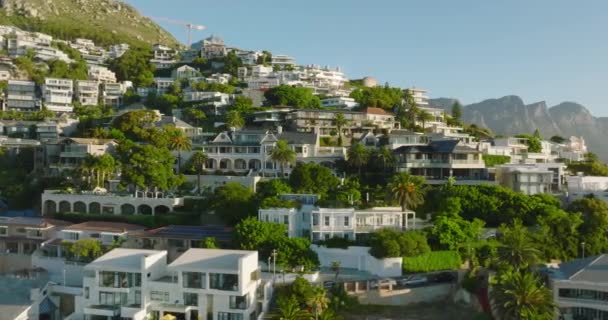 Güneşli yamaçlardaki lüks evlerin kayması. Tropikal turist merkezinin üzerinde uç. Cape Town, Güney Afrika — Stok video