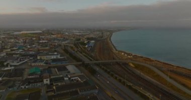 Deniz kıyısı boyunca uzanan otoyol ve demiryolu. Hava kararınca şehirdeki ulaşım altyapısının havadan görüntüsü. Port Elisabeth, Güney Afrika