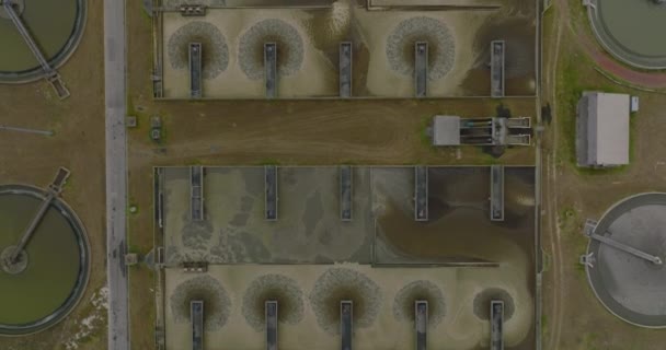 Birds eye shot of waste water mixed in sedimentation tanks. Tecnología de tratamiento de aguas residuales. Port Elisabeth, Sudáfrica — Vídeo de stock