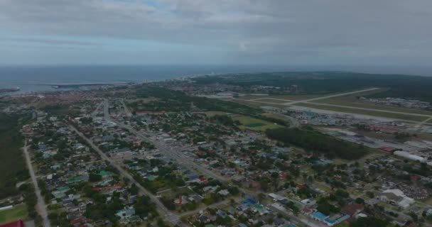 Zdjęcia z lotu ptaka z osiedla Walmer w pobliżu międzynarodowego lotniska. Powierzchnia morza w tle. Port Elisabeth, Republika Południowej Afryki — Wideo stockowe