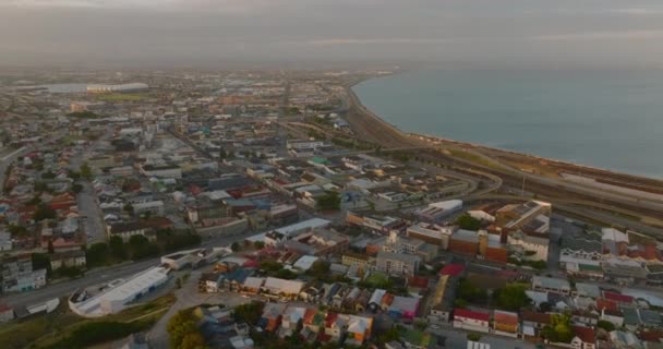 Vlieg boven de stad in de schemering. Luchtfoto 's van de ontwikkeling langs de kust. Port Elisabeth, Zuid-Afrika — Stockvideo