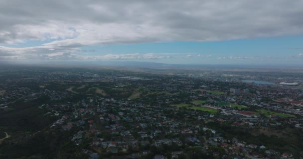 Framåt flyger över stadsutveckling. Flygfoto panoramautsikt över storstaden i platt landskap. Port Elisabeth, Sydafrika — Stockvideo