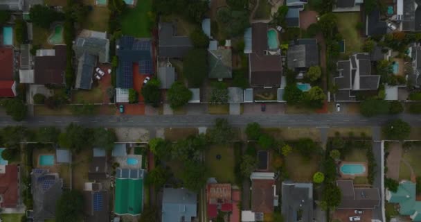 Raket bilder av familjehus i bostadsområde. Top down stigande skott av lyxhus med pooler och solceller. Port Elisabeth, Sydafrika — Stockvideo