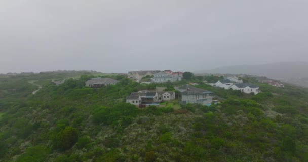 Rekaman udara dari rumah-rumah besar keluarga dan tempat tinggal mewah yang terletak di atas bukit. Port Elisabeth, Afrika Selatan — Stok Video