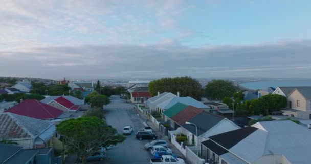 Casas residenciais com telhados coloridos ao longo da rua na cidade. Avante voar acima do bairro urbano, revelando vista panorâmica da cidade. Port Elisabeth, África do Sul — Vídeo de Stock