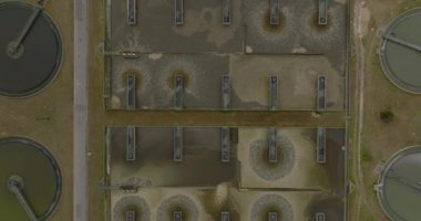 Atık su arıtma tesisinin yukarıdan aşağı görüntüleri. Tortu tanklarının üzerinden uç. Port Elisabeth, Güney Afrika