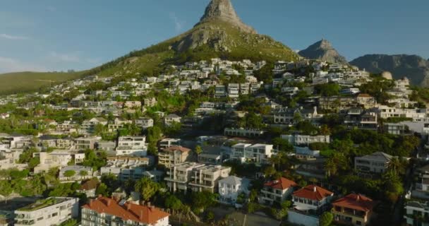 Avante voar acima de propriedades de luxo no destino turístico tropical na hora de ouro. Cidade do Cabo, África do Sul — Vídeo de Stock