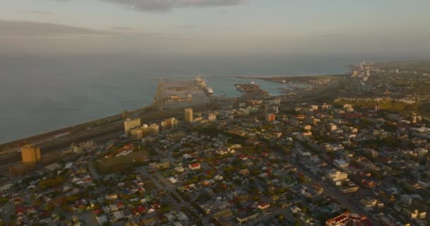 Deniz kıyısındaki endüstriyel ve lojistik alanın kaydırak ve pan görüntüsü. Limanın ve çevresindeki ilçenin akşam görüntüsü. Port Elisabeth, Güney Afrika — Stok video